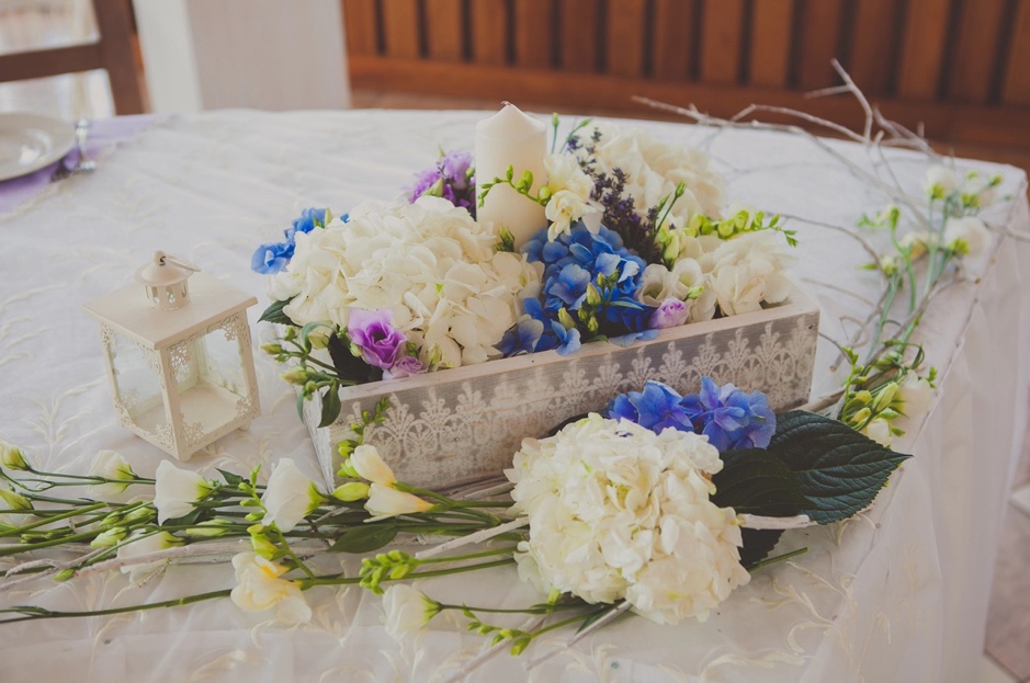 A white and blue flowers in a box is a great wedding theme fundraiser venue table decor idea