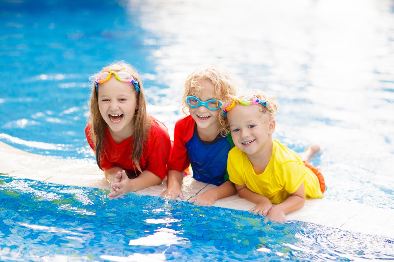 A group of children in a pool

Description automatically generated