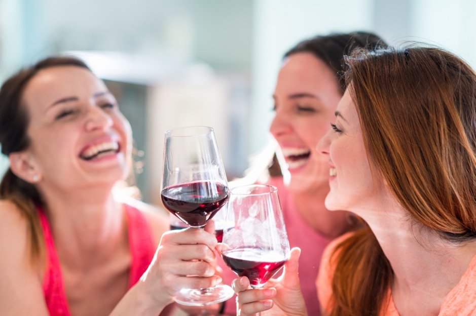 A group of women holding wine glasses

Description automatically generated